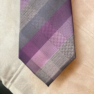 Kenneth Cole purple and grey plaid tie: excellent condition